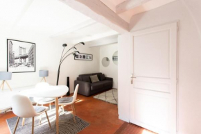 Air-conditioned studio with furnished terrace close to the city center